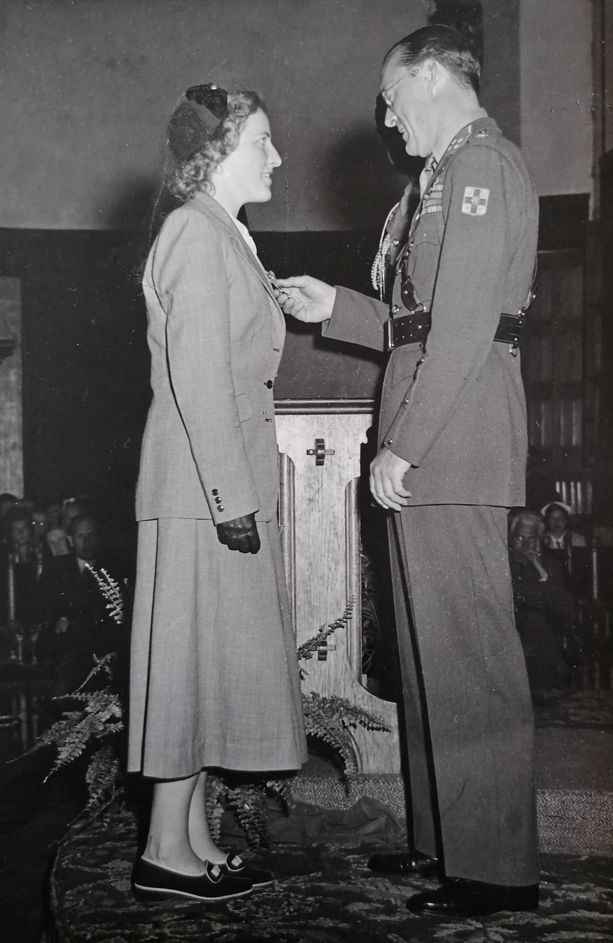 G.H. Lunshof ontvangt de Bronzen Leeuw van Prins Bernhard