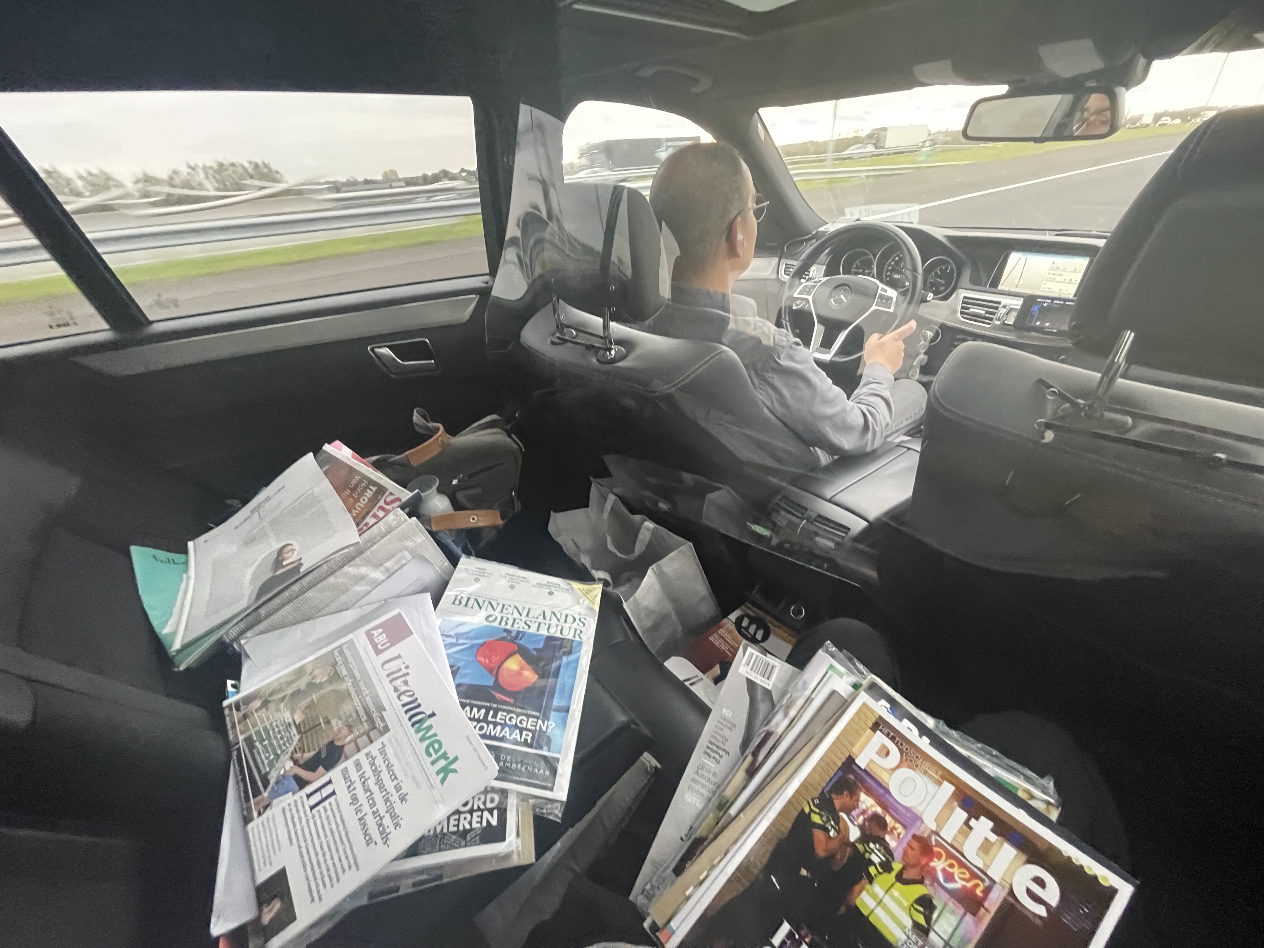 Achterbank vol kranten en tijdschriften